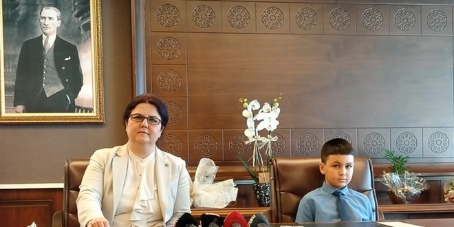 Bakan Yanık, 23 Nisan'da koltuğunu çocuk evinde kalan Azad'a devretti