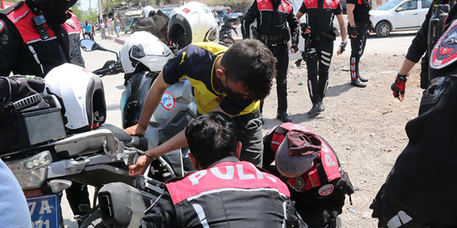 Çaldığı 30 bin TL ve altınlarla koşarken devriye gezen polis ekibinin önüne düştü