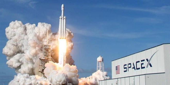 SpaceX, 4 astronotu tayan Crew Dragon mekiini uzaya frlatt