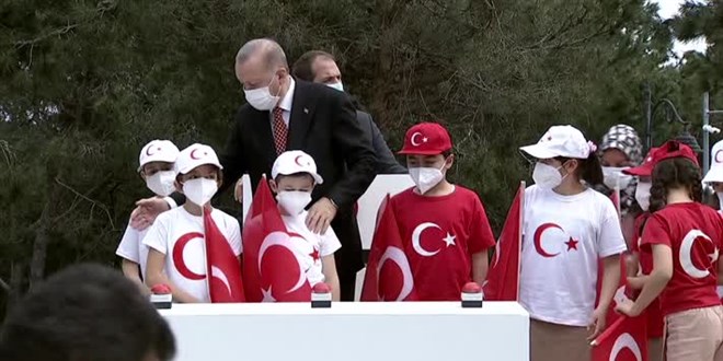 Erdoğan 'Dünyanın en büyük Türk bayrağını' göndere çekti