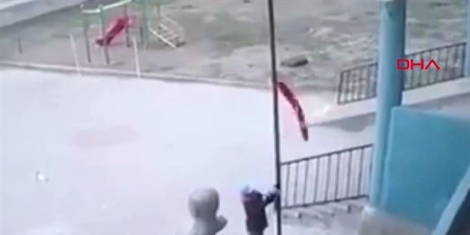 Çocuk çobanın bayrak hassasiyeti duygulandırdı