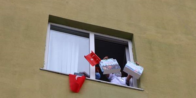 'Doğum günümü bilgisayardan görmüyorlar mı' diyen çocuğa, polisten doğum günü sürprizi