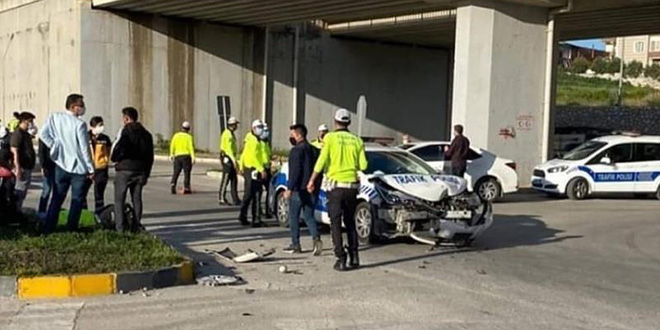 Polis aracı ile otomobil çarpıştı: 1'i polis 4 yaralı