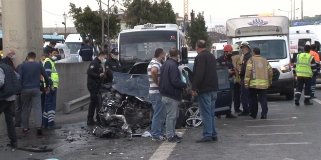 Makas atan otomobil, yolcu alan minibüse çarptı: 1 ölü, 5 yaralı
