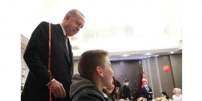'Başkan Dedeciğim' hitabıyla mektup yazan çocuk, Erdoğan'ın iftar konuğu oldu