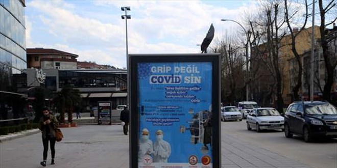 Vatandaşlar Kovid-19'u griple karıştırmamaları için ilanlarla uyarılıyor