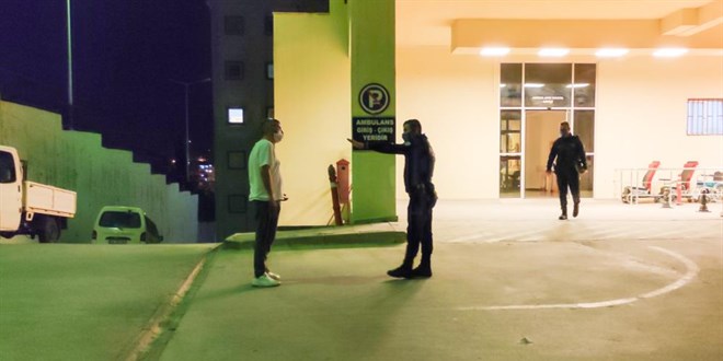 Karantinadan kaçtı, polisin yüzüne tükürerek 'korktun mu?' dedi