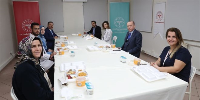 Cumhurbaşkanı Erdoğan, sağlık çalışanlarıyla iftar yaptı