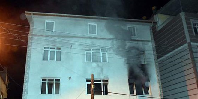 Eşini bıçakla öldüren koca, evi ve aracını ateşe verdi