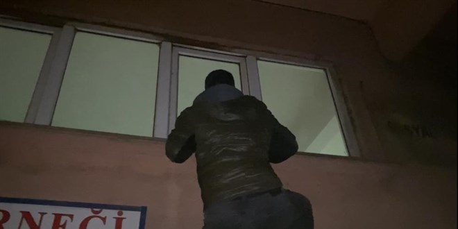 Polis, tırmandığı kıraathaneye böyle baskın yaptı