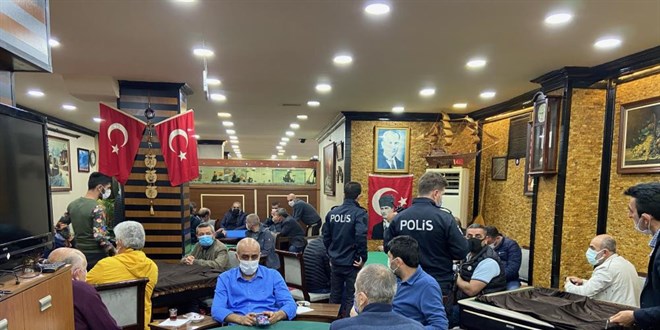 Karantinada olması gerekirken okey masasında yakalandı