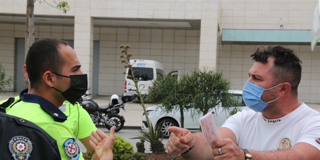 Polisle tartışan sürücü: Arabamın içerisinde 1 trilyon para var, burada bırakmam