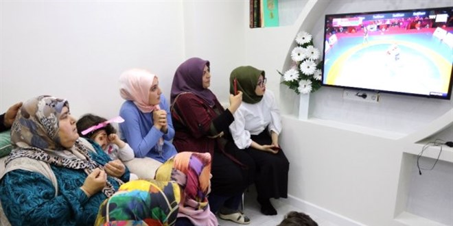 Rıza Kayaalp'in minik kızı babasının sevincine ortak oldu
