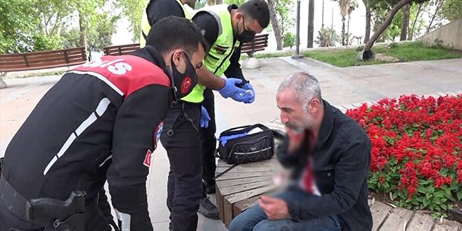 Polis arama yapmak isteyince bo�az�n� kesti