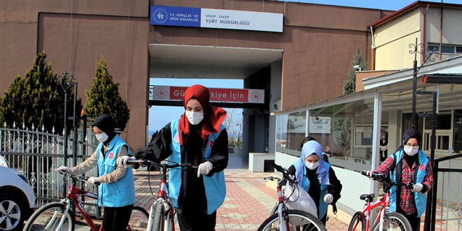 Sinop'ta gönüllü öğrenciler bisikletleriyle evlere iyilik taşıyor