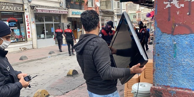 Kuca��nda �al�nt� televizyonla denetimde polise yakaland�