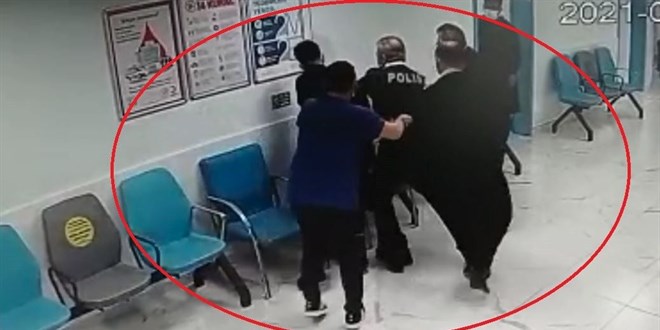 Kendisine yardım eden polise tokat attı
