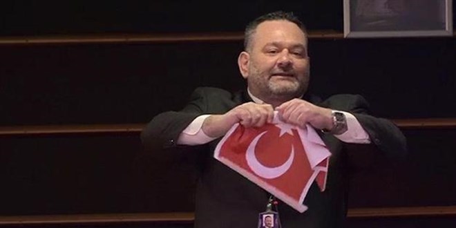 'Türk bayrağını yırtan' ırkçı Yunan vekil tutuklandı
