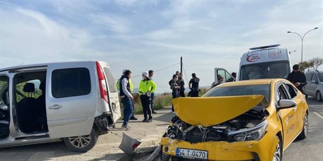 Ticari taksi, sivil polis arac�na �arpt�: 2'si polis 3 yaral�