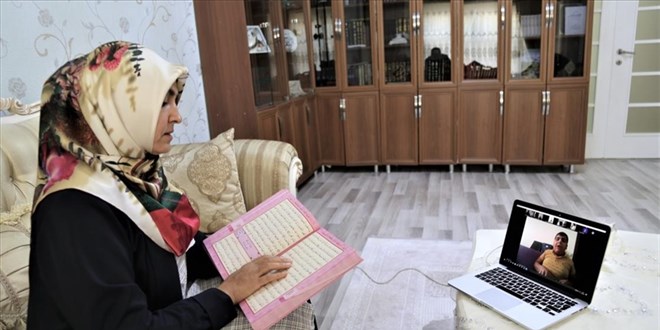 Görme engelliler çevrim içi kursla Kur'an-ı Kerim öğreniyor