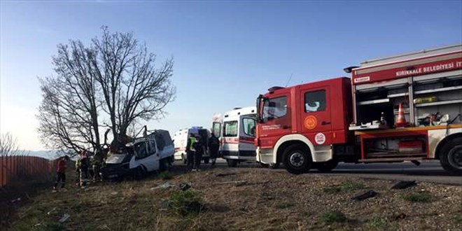 Kırıkkale'de kamyonet ağaca çarptı: 1 ölü, 1'i bebek 2 yaralı
