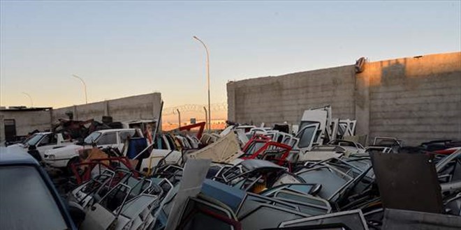 Polis, oto hırsızlığı çetesini operasyon öncesi çöpçü kılığında izlemiş