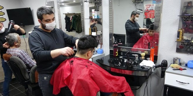 Tam kapanma öncesi berberler müşterilere yetişmekte zorlanıyor