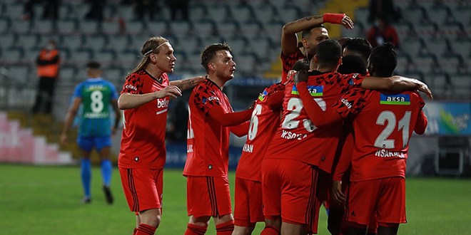 Lider Beşiktaş kritik Rize virajını 3 golle geçti