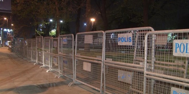 Gezi Parkı 1 Mayıs İşçi Bayramı öncesi polis barikatlarıyla kapatıldı
