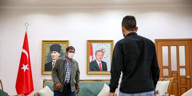 Oturma eylemi yapan ailelerden biri daha evlad�na kavu�tu