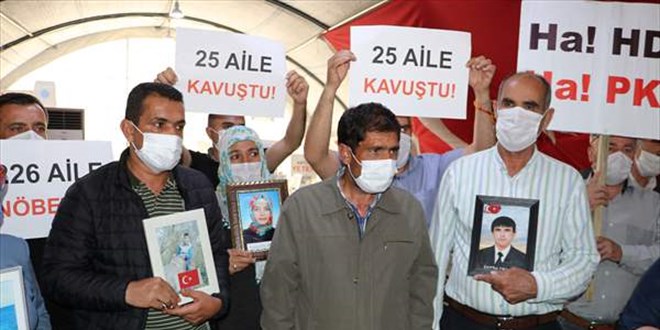 O�luna kavu�an baba sevincini evlat n�betindeki ailelerle payla�t�