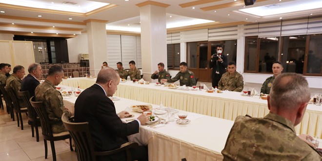 Erdoğan, 4. Kolordu Komutanlığı'nda askerlerle iftar yaptı