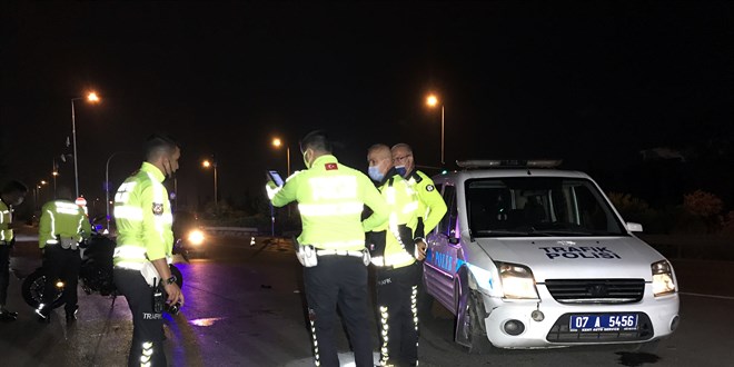 Antalya'da trafik polisleri kaza yapt, 1 polis hafif yaraland