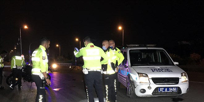Antalya'da trafik polisleri kaza yaptı, 1 polis hafif yaralandı
