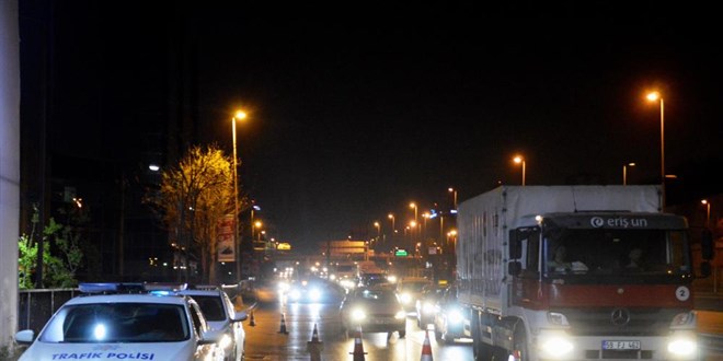 Tam Kapanmanın ilk gecesinde E-5'te sürücülere yönelik uygulama gerçekleştirildi