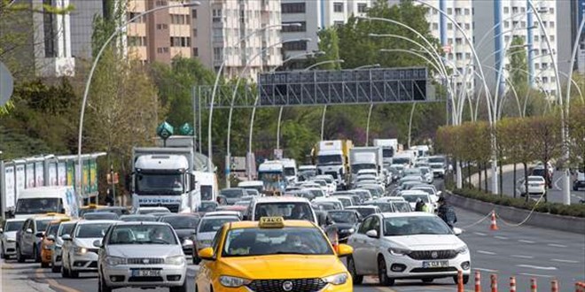 Tam kapanmanın ilk gününde kontrol noktalarında uzun kuyruklar oluştu