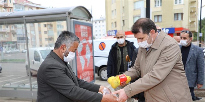 Vali, tezgahtaki tüm limonları satın alıp satıcıyı evine gönderdi