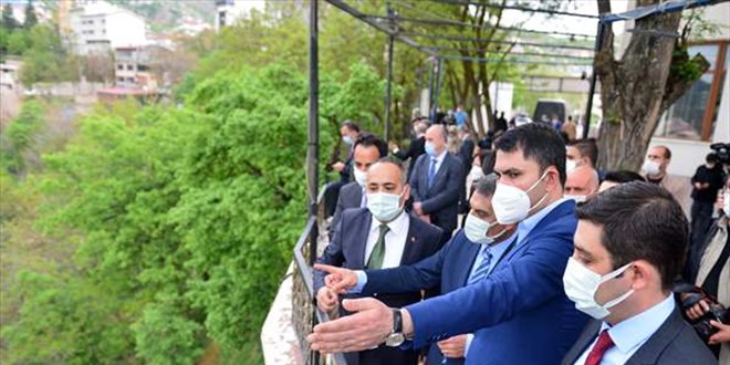 Çevre ve Şehircilik Bakanı Kurum, Tunceli'de cemevini ziyaret etti