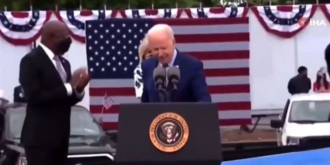 Biden'ın maske paniği: 30 saniye boyunca maskesini aradı
