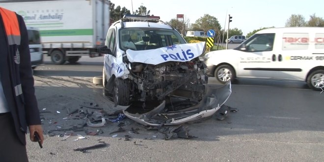 Arnavutköy'de polis otosuyla pikap çarpıştı: 2 polis yaralandı