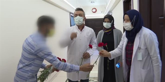 Doktoru af etti, sağlıkçılara karanfil dağıtarak cezadan kurtuldu