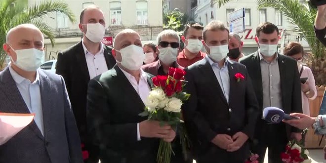 Sendikalar, 1 Mayıs dolayısıyla Taksim Cumhuriyet Anıtı'na çelenk bıraktı