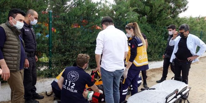 'Dur' ihtar�na s�r�c�n�n otomobiliyle �arpt��� iki polis yaraland�