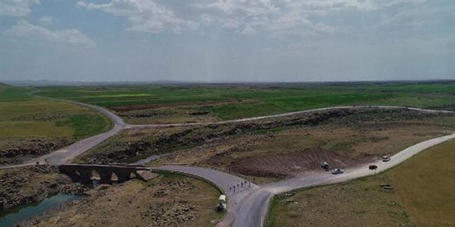 Diyarbakır'da tarihi köprü, araç trafiğine kapatıldı