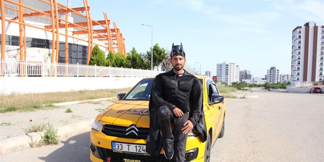 Mersinli taksici, 'Batman' kostmyle hizmet veriyor