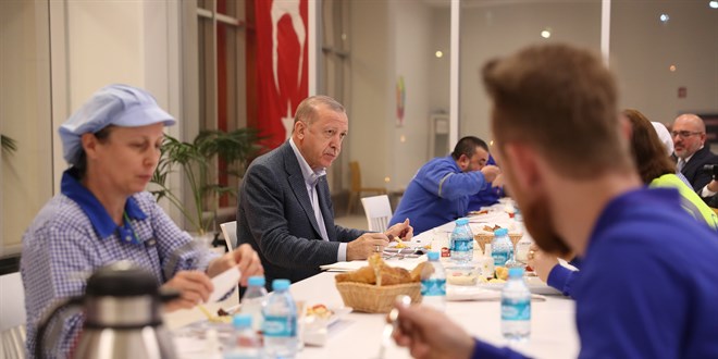 Cumhurbakan Erdoan, iilerle iftar yapt