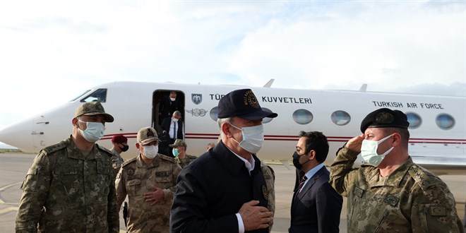 Milli Savunma Bakanı Akar Irak sınırında