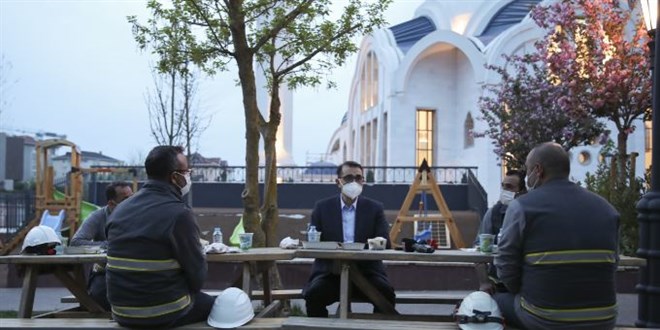 Bakan Dönmez, elektrik dağıtım işçileriyle iftar yaptı