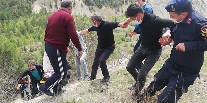 �nsan zinciri olu�turup yaral�y� u�urumdan kurtard�lar