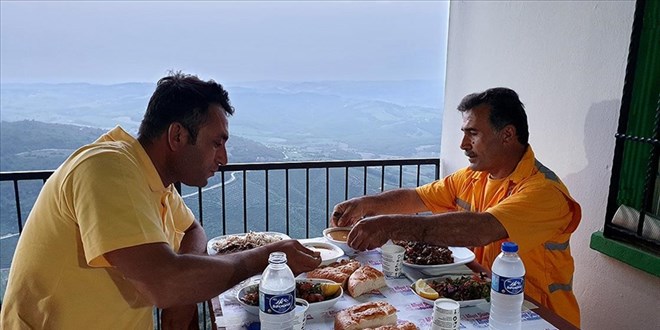 'Yang�n bek�ileri' iftarlar�n� ye�il �rt� �zerinde yap�yor